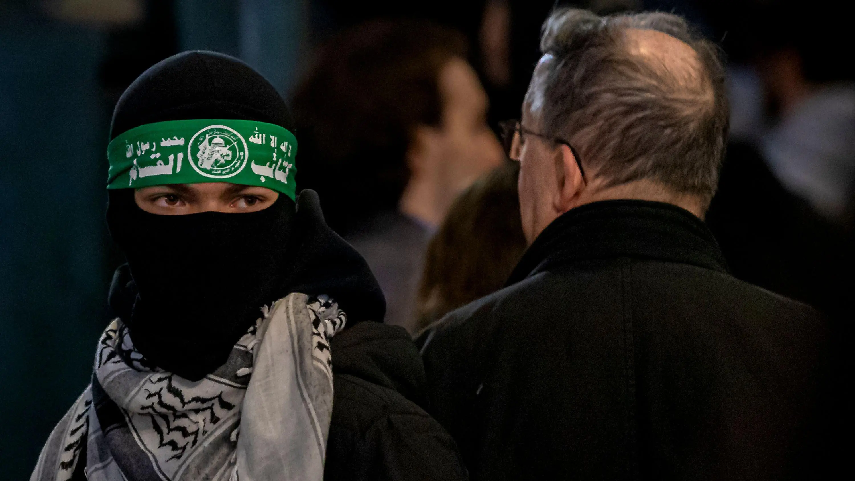 متظاهر مؤيد للفسطينيين يرتدي عصبة رأس تحمل شعار حماس خلال احتجاج في نيويورك ضد تجدد الغارات الإسرائيلية على قطاع غزة