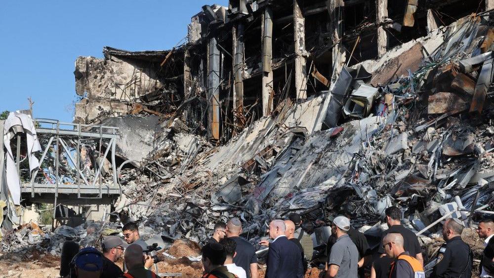 'Pregovori o miru tek kada Izrael obustavi agresiju', poručuje Teheran 1 Izraelski premijer Benjamin Netanjahu (u sredini) posetio je srušenu zgradu Vajcmanovog naučnog instituta, pogođenu iranskim raketama u gradu Rehovu u centralnom delu Izraela