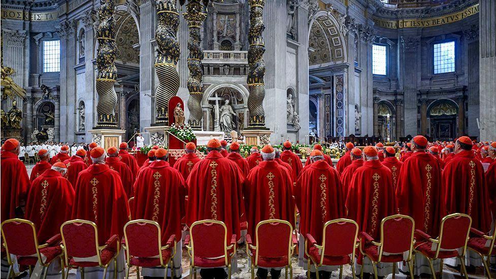 Cardenales en la Basílica de San Pedro