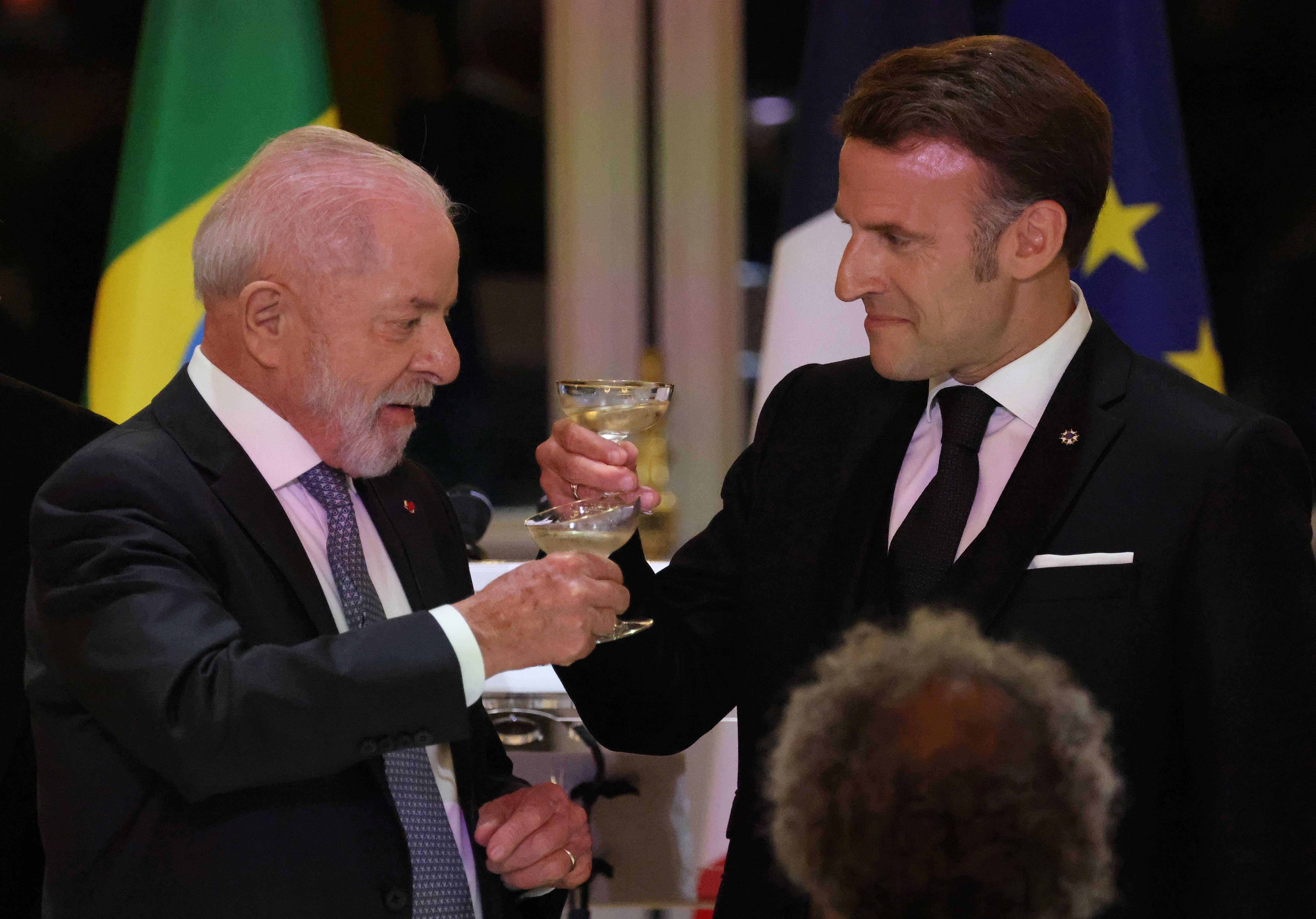 Lula e Macron brindam