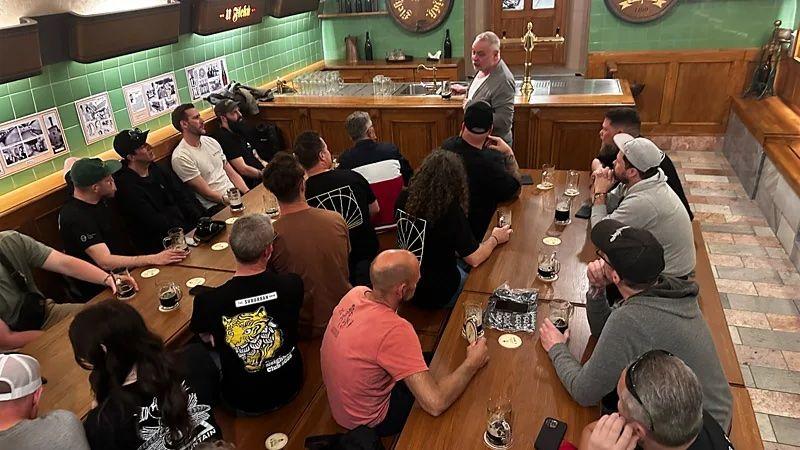 Várias pessoas sentadas bebendo cerveja 