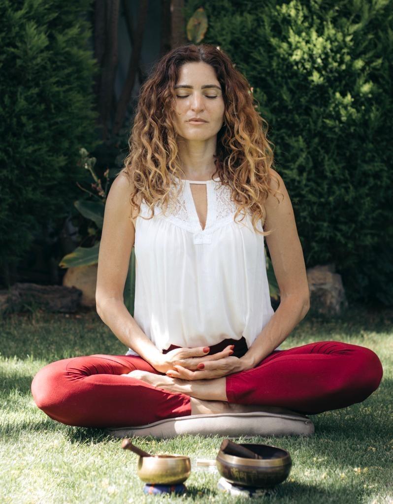 مدربة التأمل نادين رضا في إحدي جلسات التأمل