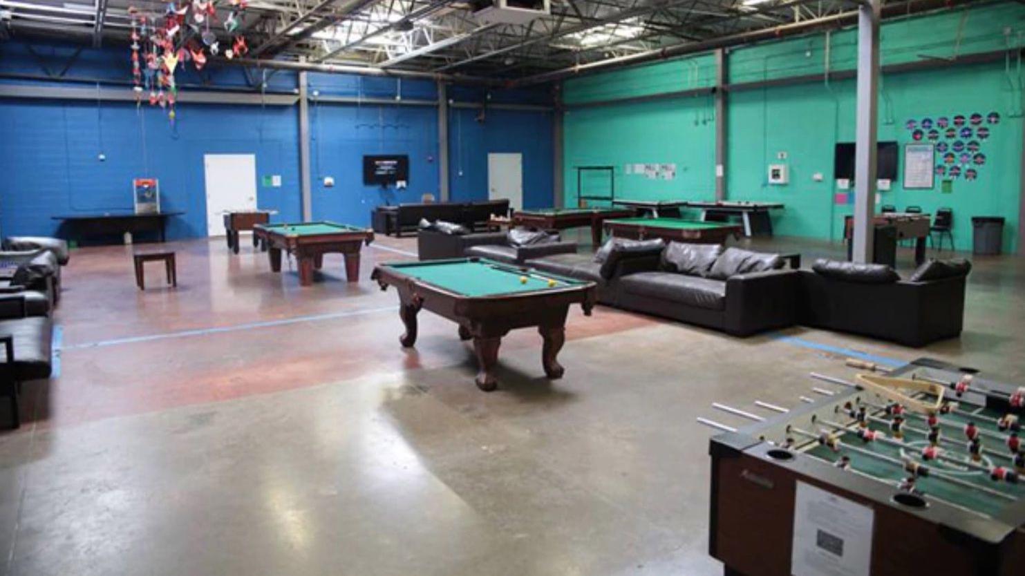 Život u ICE pritvoru: Svedočenje srpskog kamiondžije iz Amerike 3 Arhivska fotografija iz 2018. na kojoj se vidi prostorija u objektu u Bransvilu u Teksasu, gde su bila smeštana deca migranata iz Meksika koji su prelazili granicu