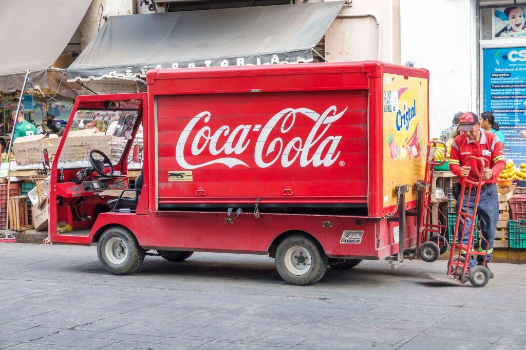 Un camión repartidor de Coca Cola en el distrito histórico de Mérida, en México