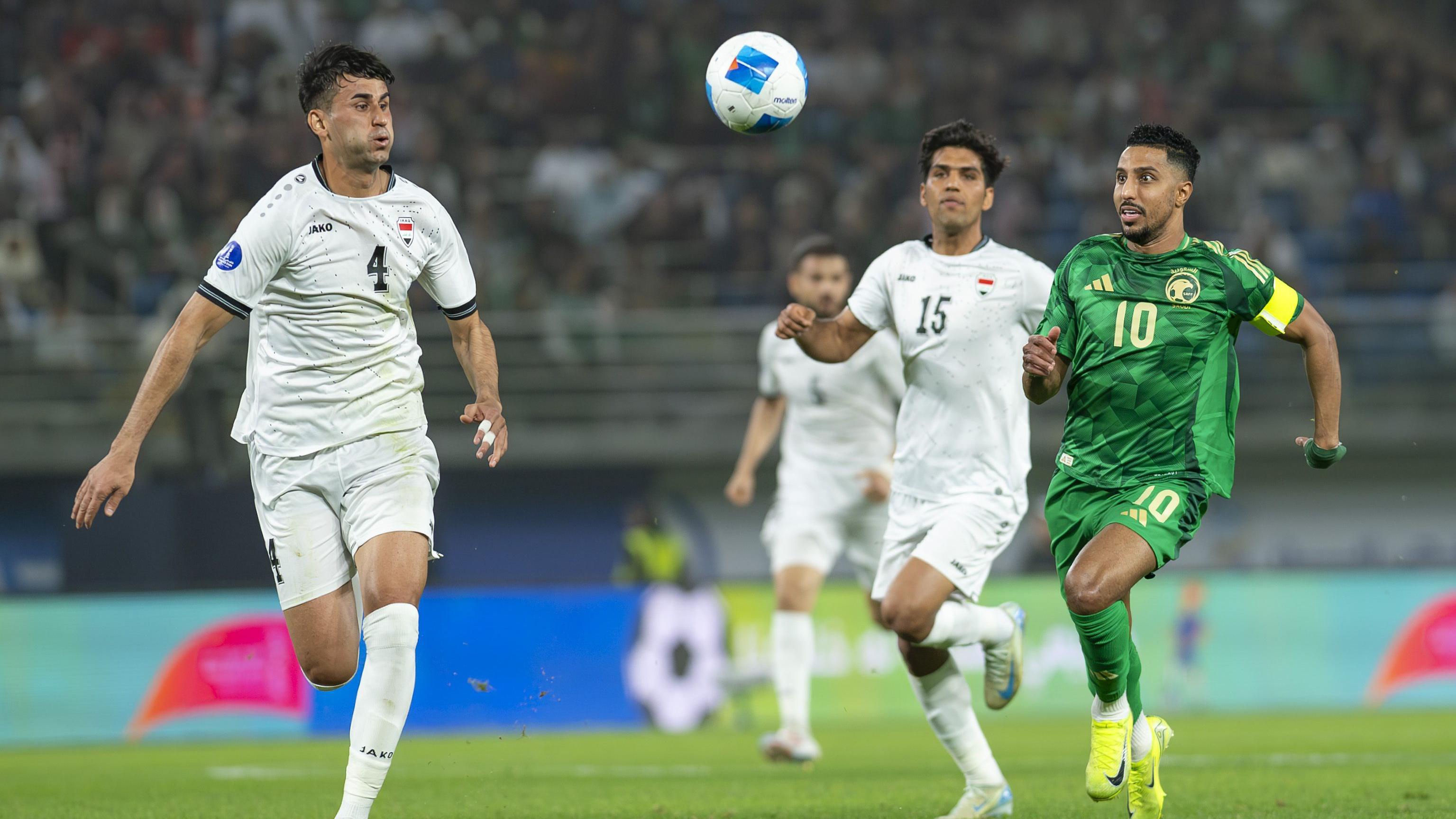 تصفيات كأس العالم: هل ينجح عرب آسيا في خطف مقعدين إضافيين في المونديال؟ 2 صراع الجناح السعودي سالم الدوسري مع المدافع العراقي مناف يونس خلال مباراة للمنتخبين في بطولة كأس الخليج الأخيرة في نهاية العام الماضي