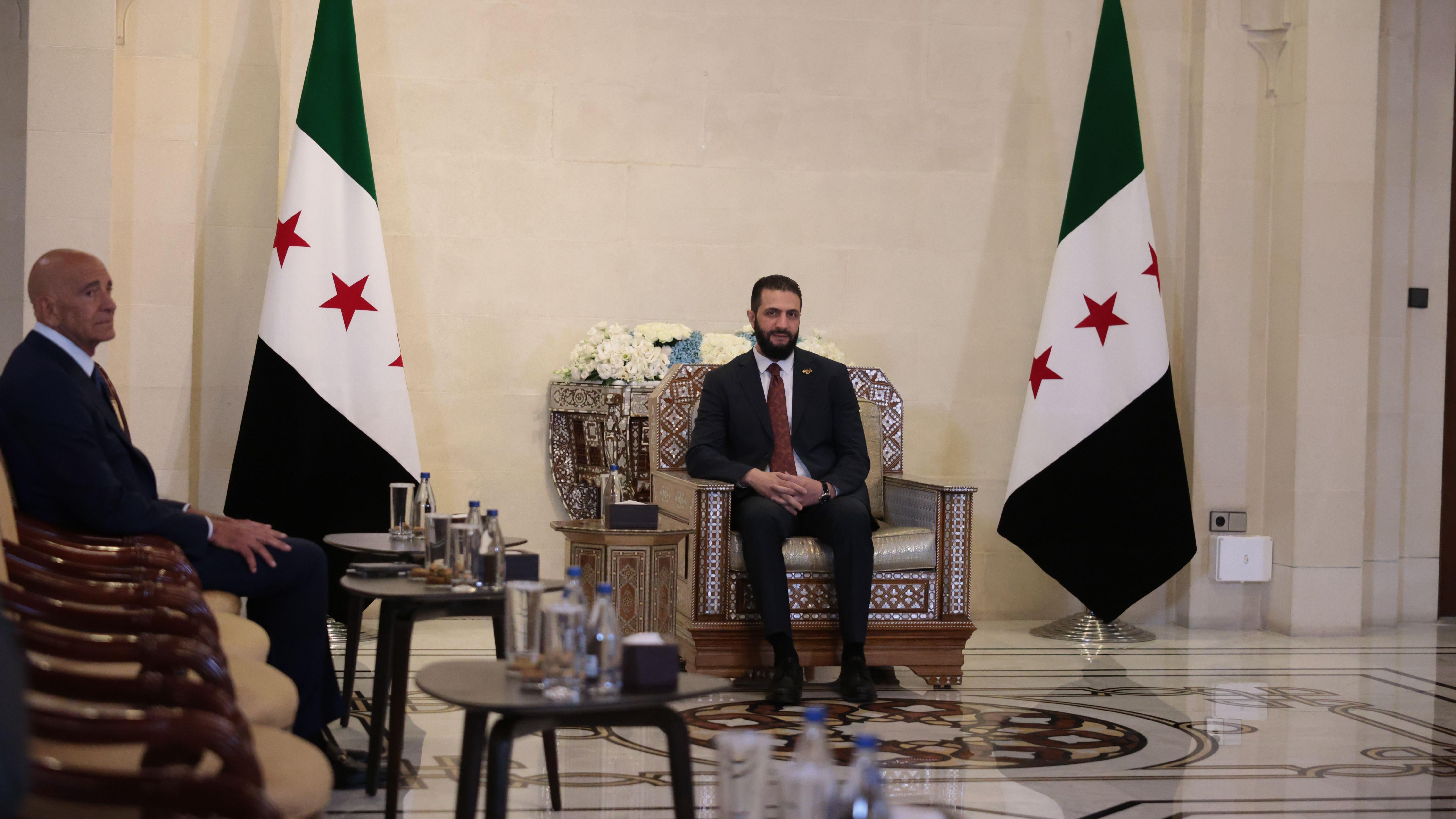 لقاء الرئيس السوري أحمد الشرع مع السفير الأمريكي لدى تركيا والمبعوث الخاص لسوريا توماس باراك في دمشق في 9 يوليو/تموز 2025