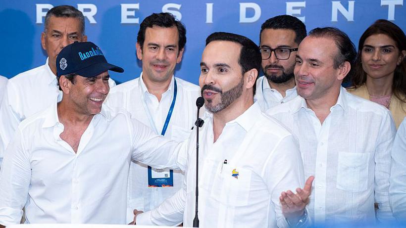 De la Espriella junto a Alejandro Char, Alejandro Éder y otros funcionarios.