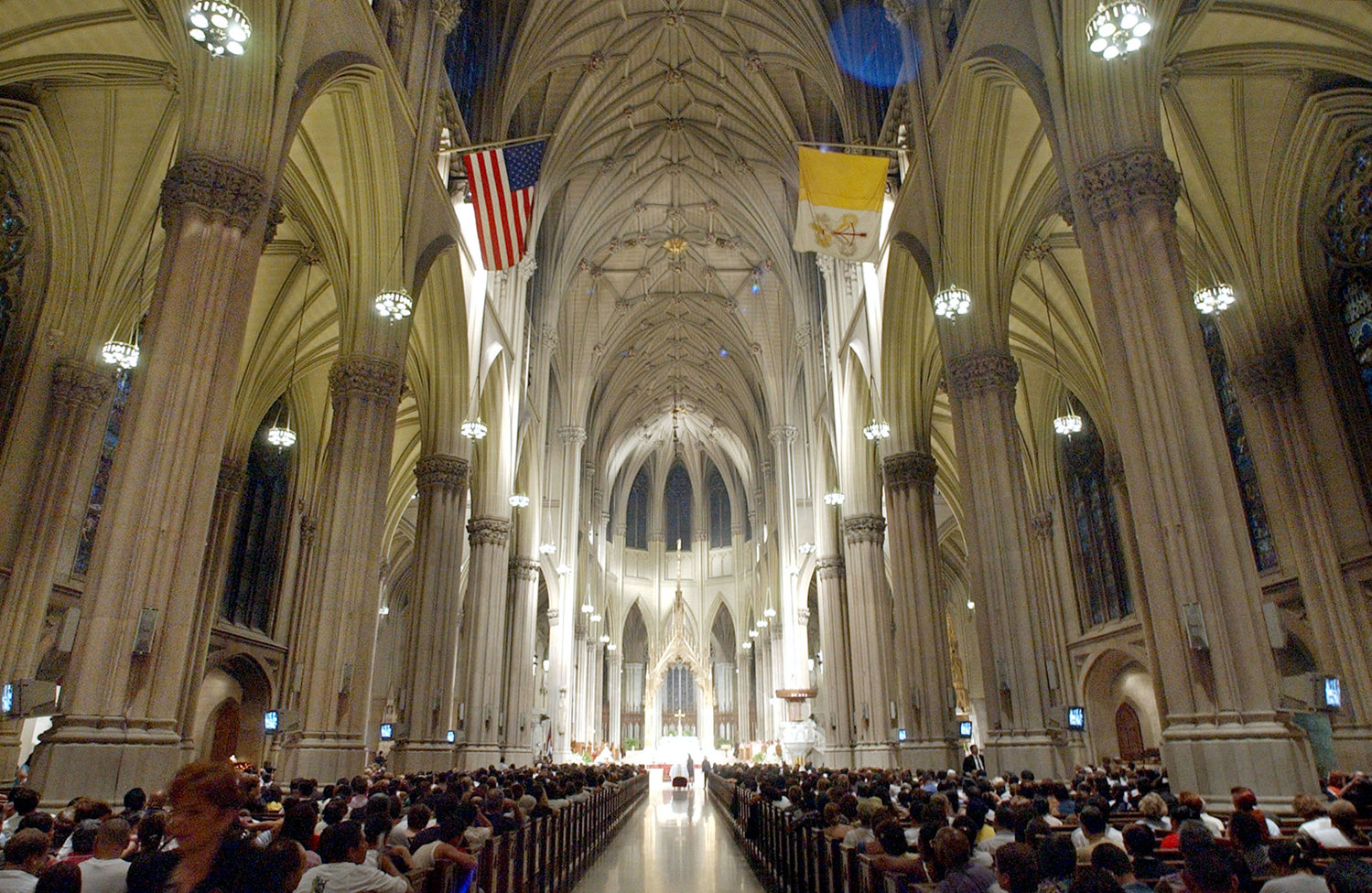 La nave principal de la Catedral de San Patricio con dos filas llenas de asistentes