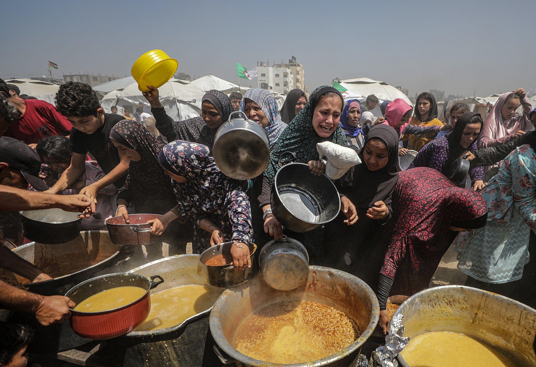 الجيش الإسرائيلي يعلن قصف "مركز قيادة لحماس داخل مستشفى" في غزة، وحماس تصف القصف بـ"الجريمة المركبة" 2 نازحون فلسطينيون يحاولون الحصول على الطعام في مخيم جباليا للاجئين، شمال قطاع غزة