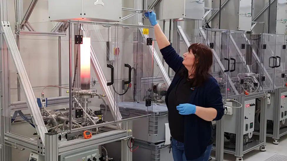 Mujer trabajando con los hornos para fabricar cZT