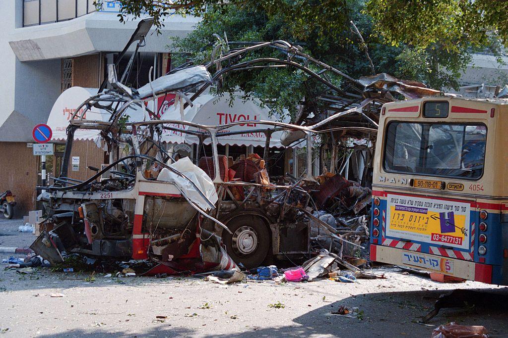 Un autobús destruido por un atentado suicida ejecutado por Hamás en 1994.