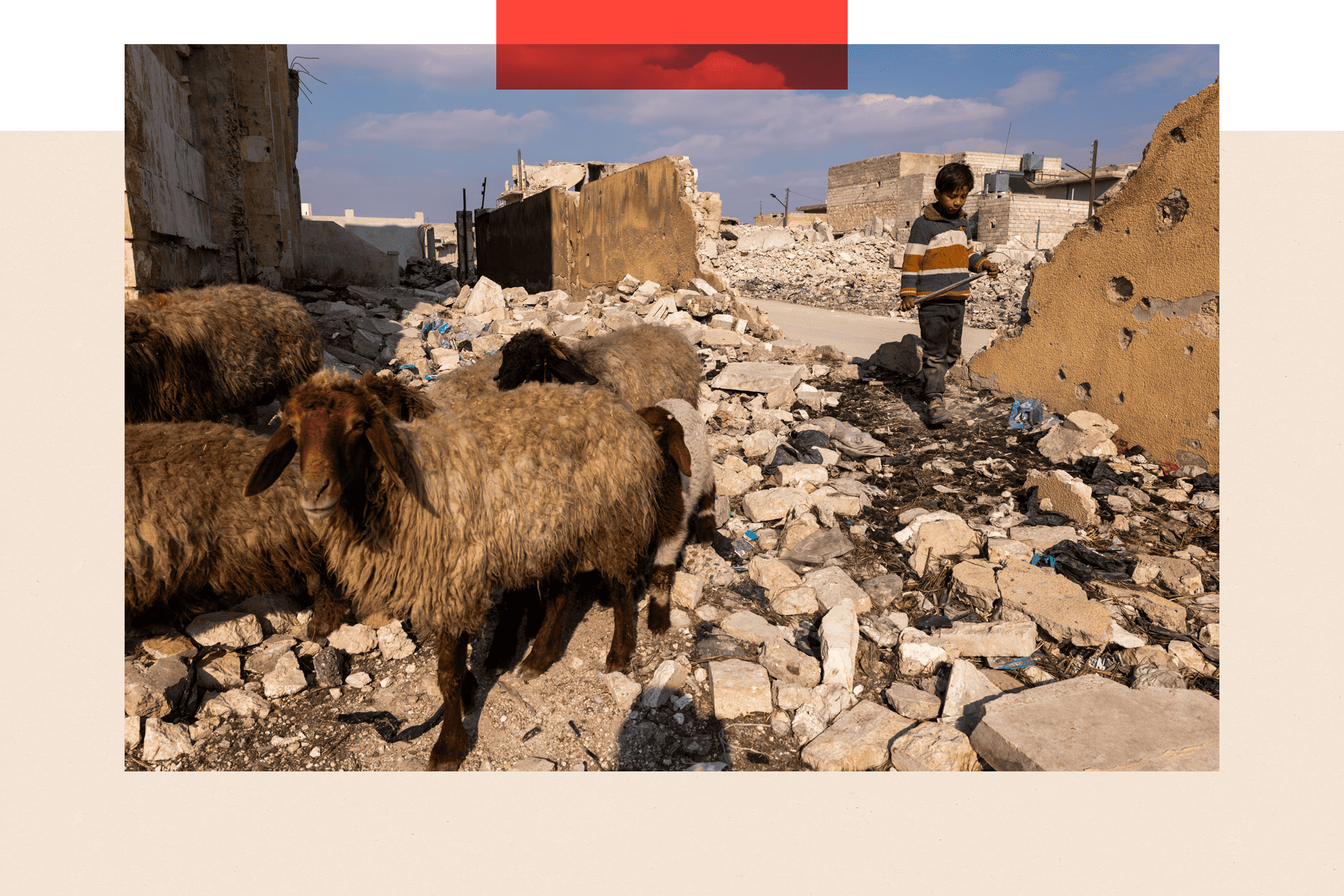 جنگ کے زخم ابھی باقی ہیں اور شام کے شہروں اور دیہات میں لوگ اپنے کھنڈرات نما گھروں میں زندگی گزارنے پر مجبور ہیں