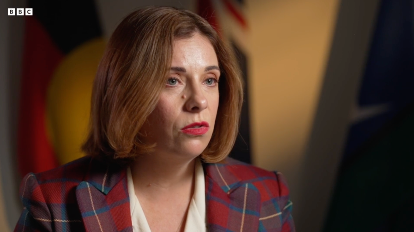 Anika Wells diz que as big techs não vão intimidá-la sobre a proibição australiana às redes sociais