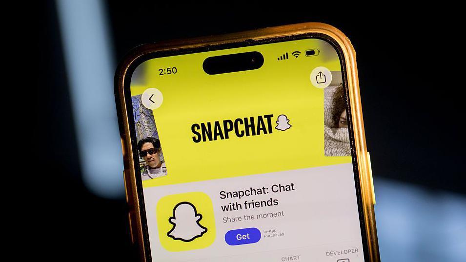 2025年12月3日，星期三，澳洲悉尼，一部智慧型手機上顯示的Snapchat應用程式圖示。