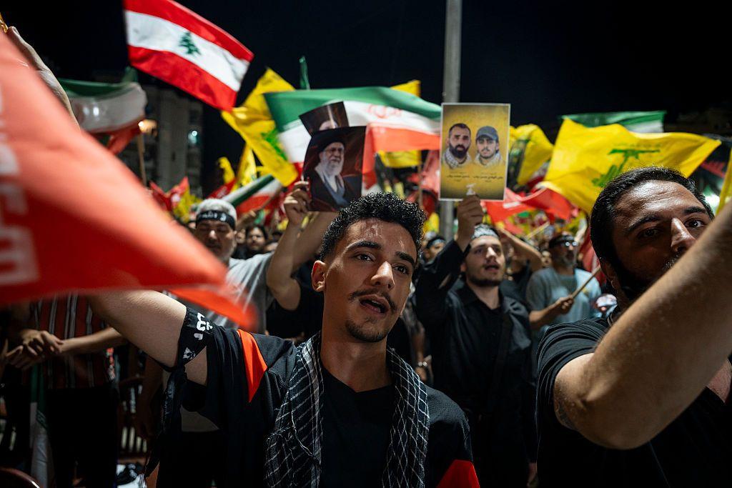 Militantes de Hezbolá en un acto en honor al fallecido líder iraní Alí Jamenei.