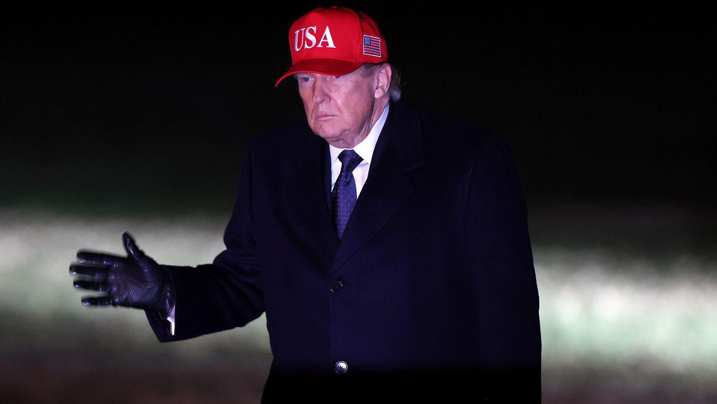 يسير الرئيس الأمريكي دونالد ترامب عبر الحديقة الجنوبية أثناء عودته إلى البيت الأبيض.