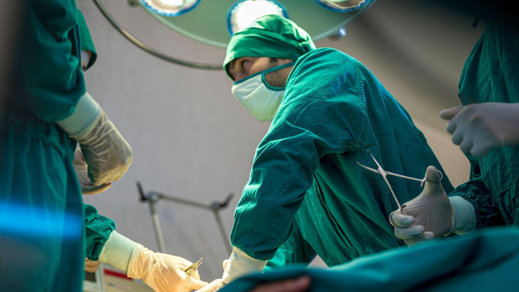 Médicos en medio de una cirugía. 