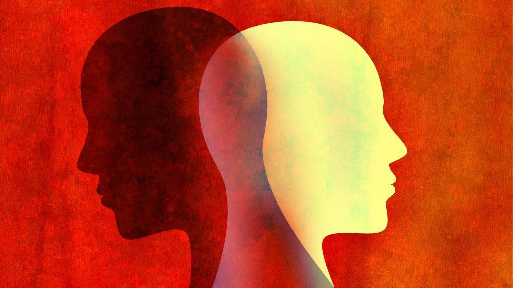 Cabezas oscura y clara