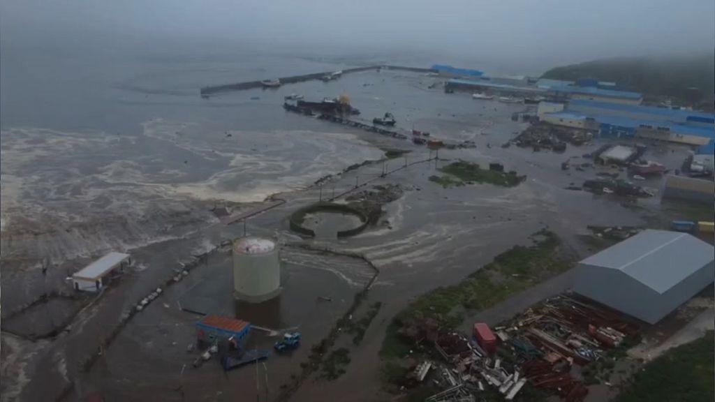 A onda de tsunami causou inundações na cidade russa de Severo-Kurilsk após o terremoto de magnitude 8,8 na costa da península de Kamchatka