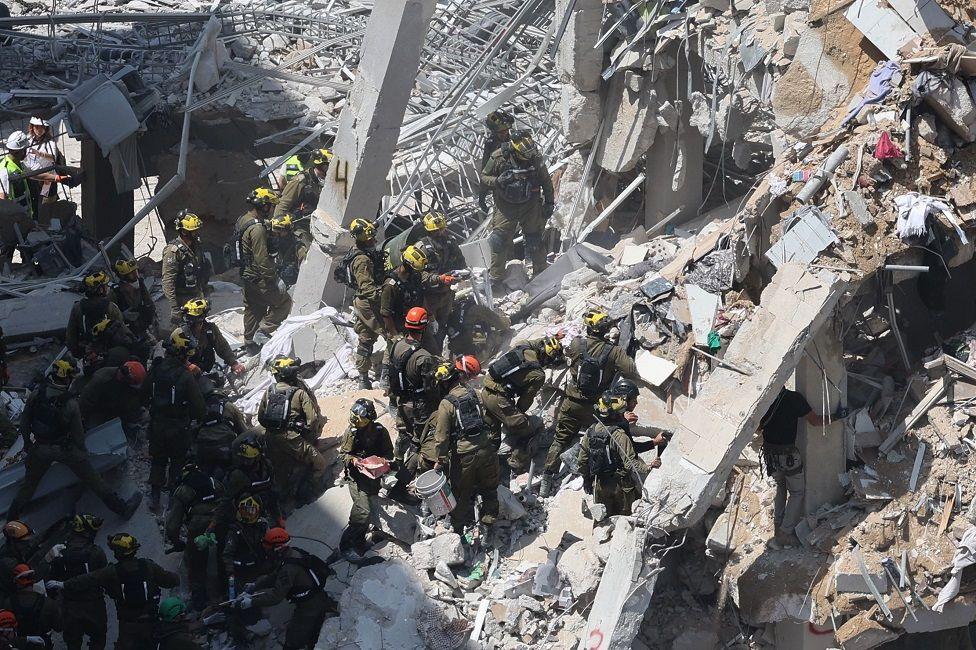 Un grupo de rescatistas entre los escombros de un edificio