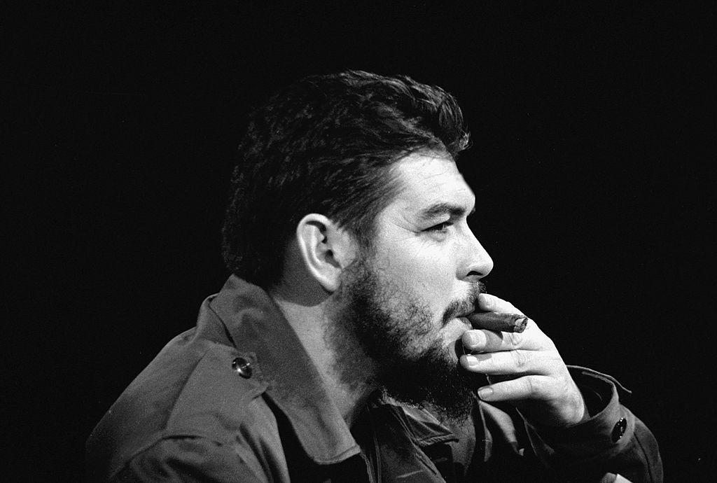 Foto de perfil del "Che" dando una calada a un puro.