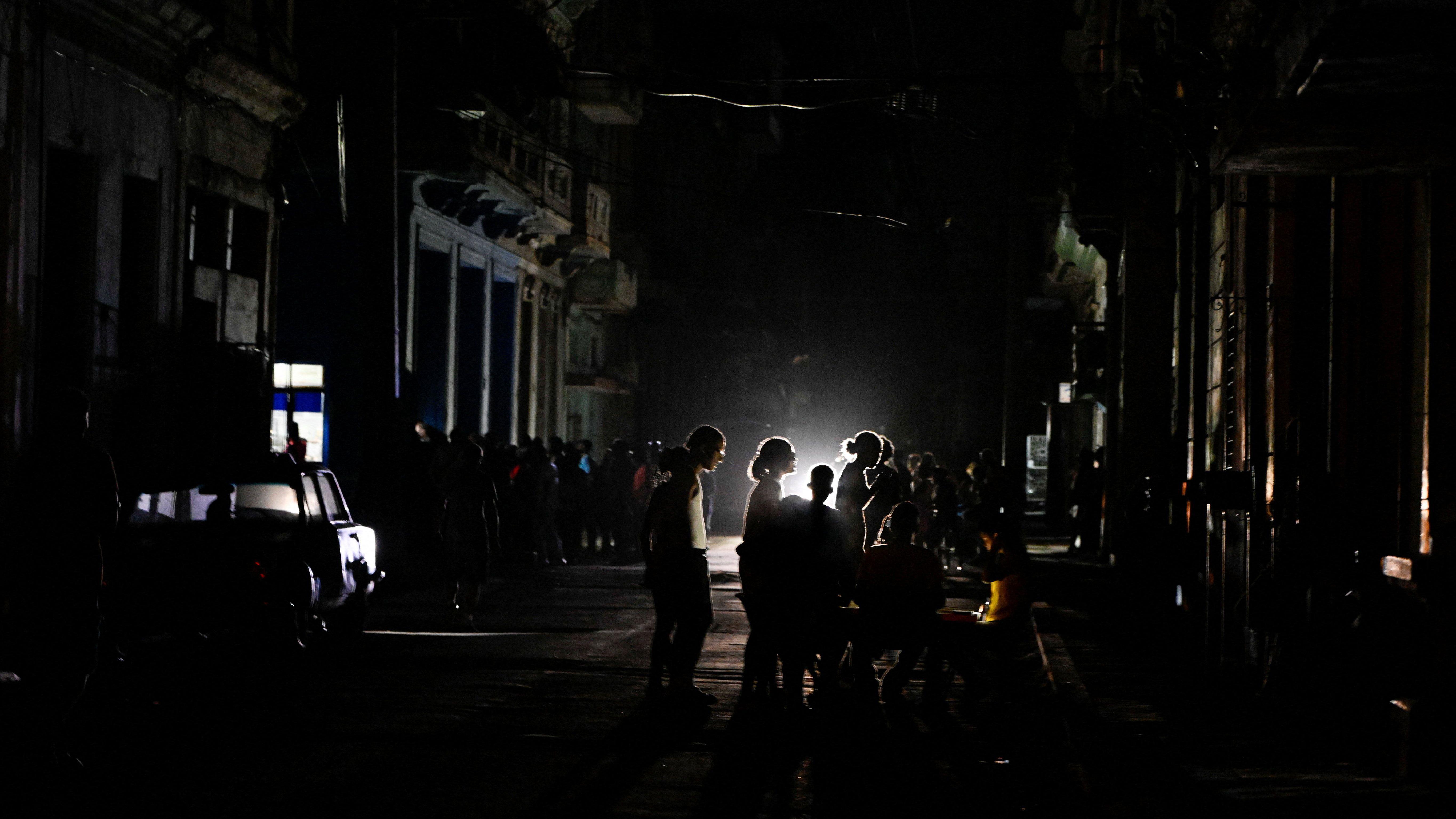 Pessoas nas ruas durante um apag&atilde;o que atingiu Havana, Cuba, em mar&ccedil;o de 2026