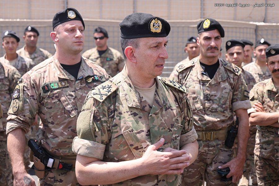 صورة أرشيفية لقائد الجيش في وقت تدخل فيه العلاقة مع واشنطن مرحلة توتر علني بسبب ملف سلاح حزب الله.