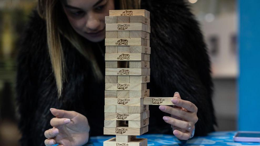 Mujer jugando al Jenga