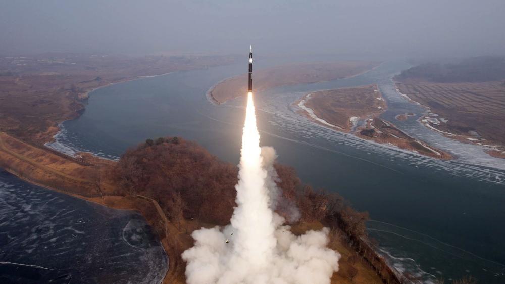 북한 관영 조선중앙통신(KCNA)이 공개한 사진은 2025년 1월 6일 북한 내 미상 구역에서 극초음속 탄두를 탑재한 중거리 탄도미사일(IRBM)이 발사되는 모습을 보여주고 있다