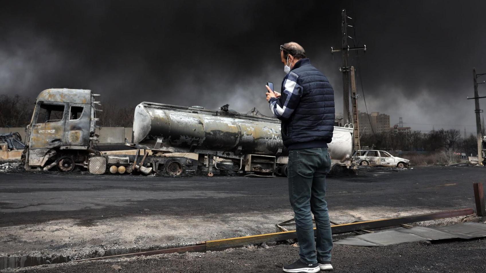 Oil price passes $100 a barrel for first time since 2022 as Starmer warns of Iran war's economic impact