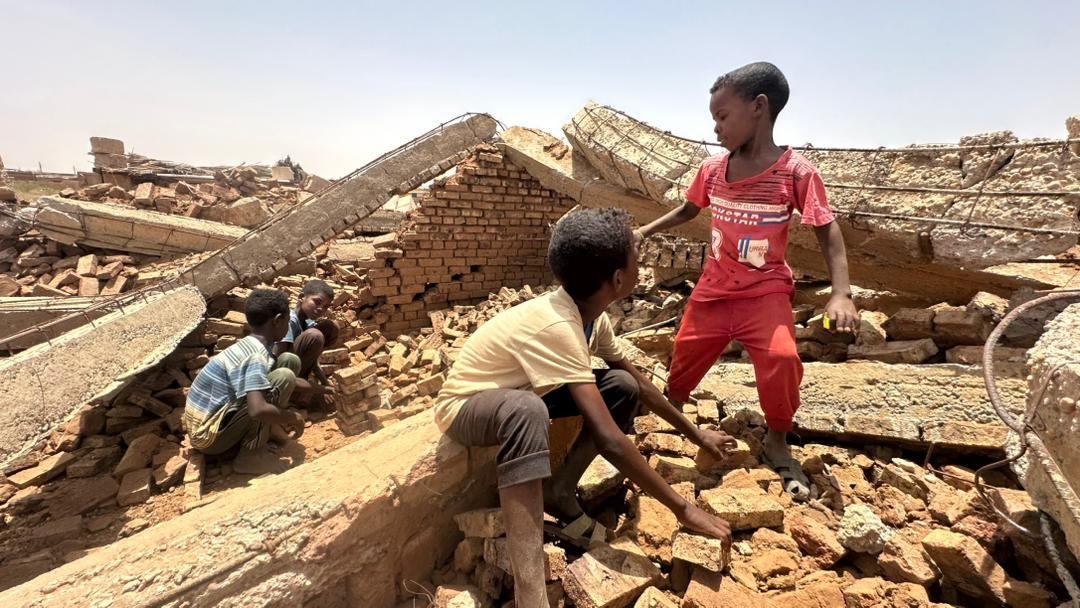 "أزالوا منزلنا ودمّروه بالرغم من أن زوجي يقاتل في جبهات القتال" 