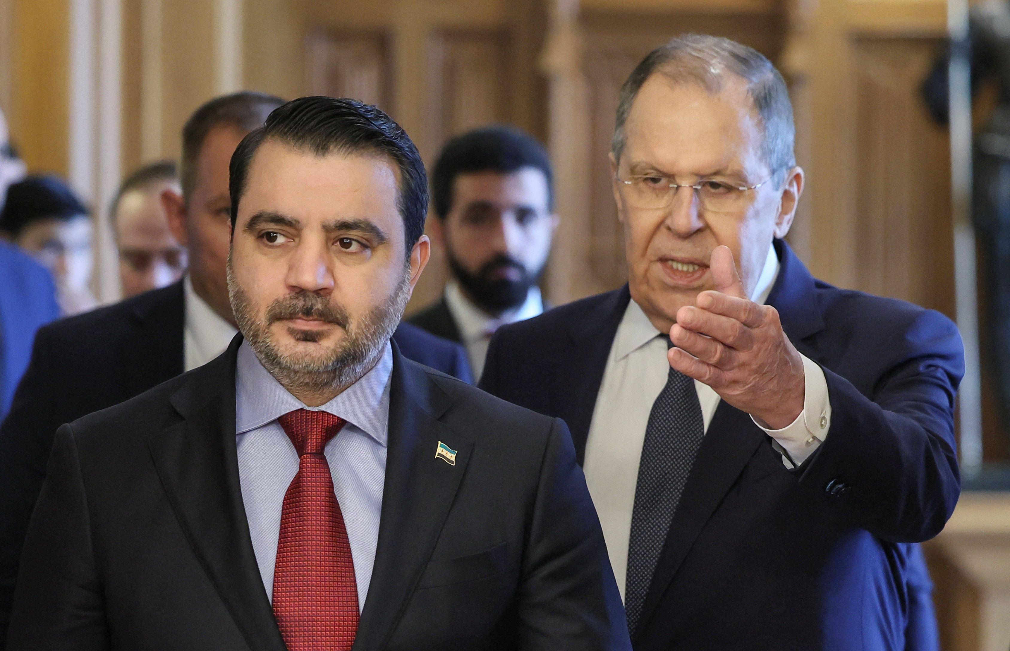 وزير الخارجية الروسي سيرغي لافروف يُري نظيره السوري أسعد الشيباني الطريق خلال اجتماع في موسكو، روسيا، 31 يوليو/تموز 2025