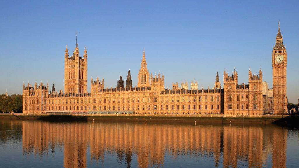 El Parlamento británico se ilumina con la luz del sol matutino.