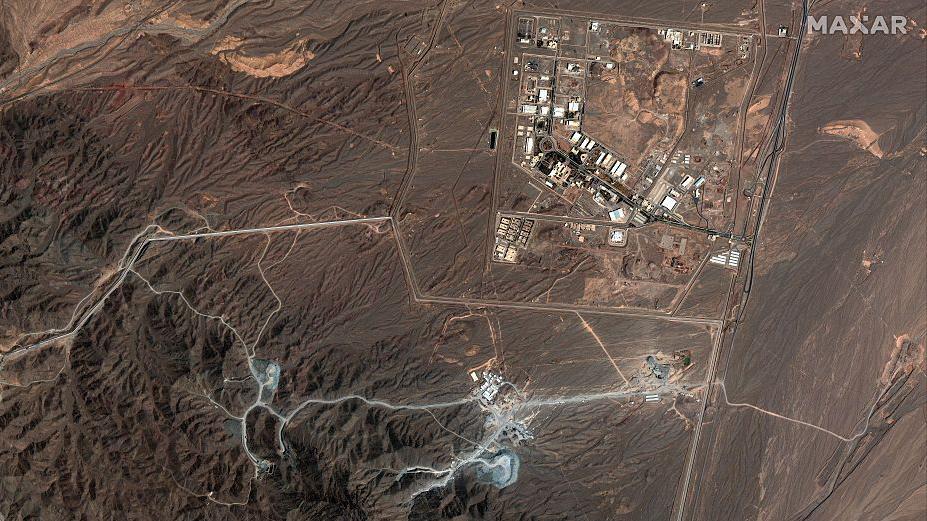 Una imagen satelital de Vantor muestra la instalación nuclear de Natanz y el complejo de túneles subterráneos adyacente, situados en la zona montañosa del monte Pickaxe.