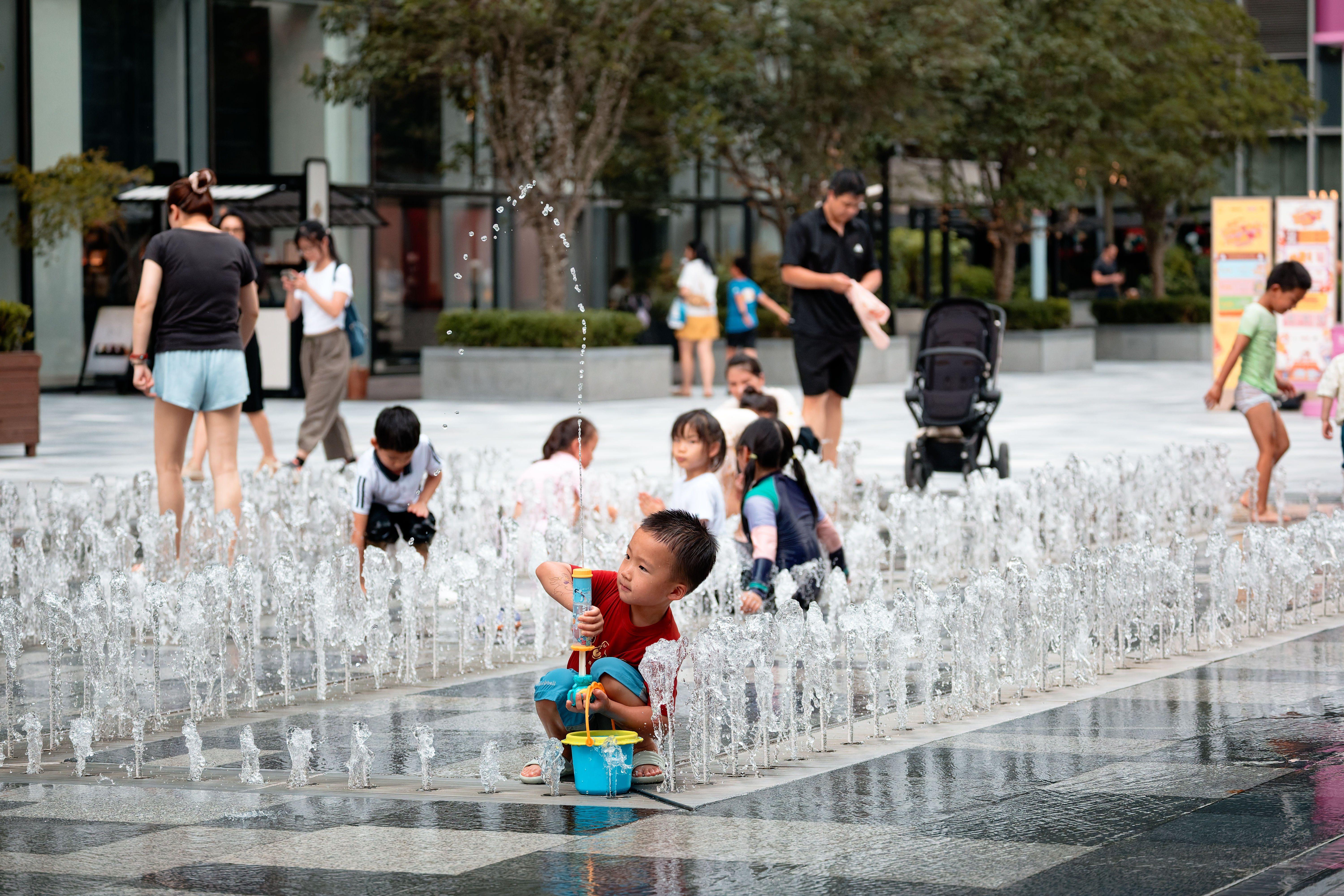 أطفال يلعبون في المياه