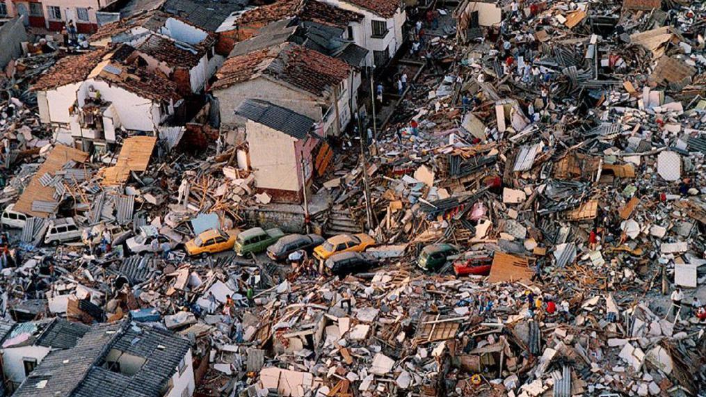 Casas destruidas en Armenia en el terremoto del 25 de enero de 1999.
