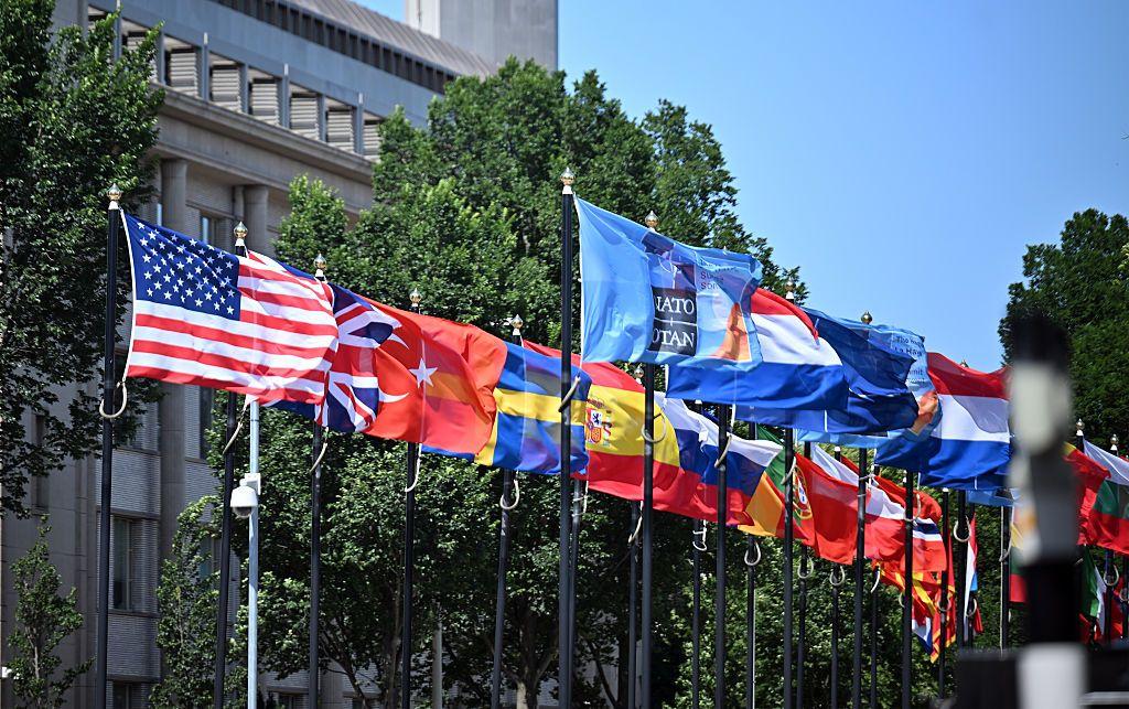 Bandeiras dos EUA e e outros países membros da Otan