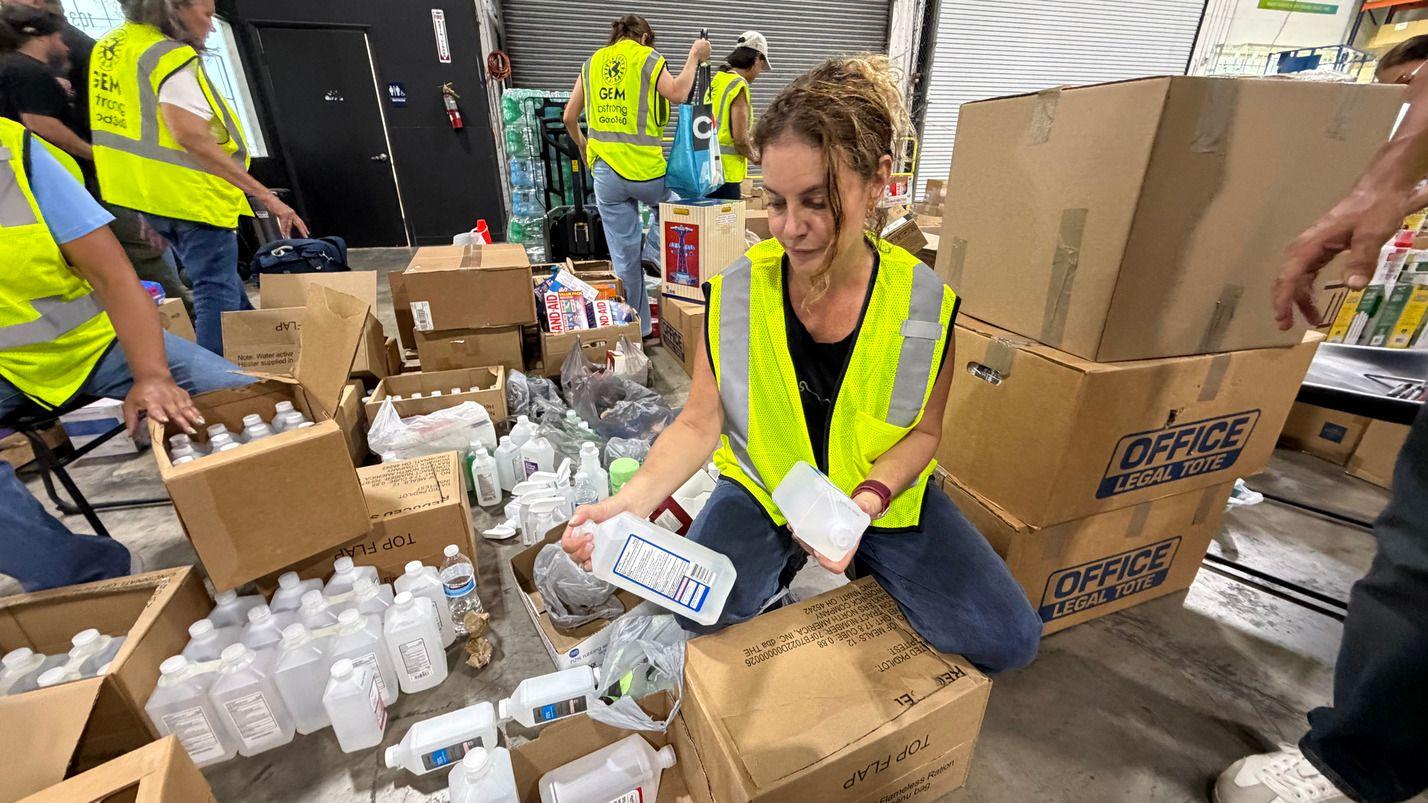 Una voluntaria ordena productos de farmacia en el centro de donación de Global Empowerment Mission, el 25 de junio de 2025 en Doral, Florida. 