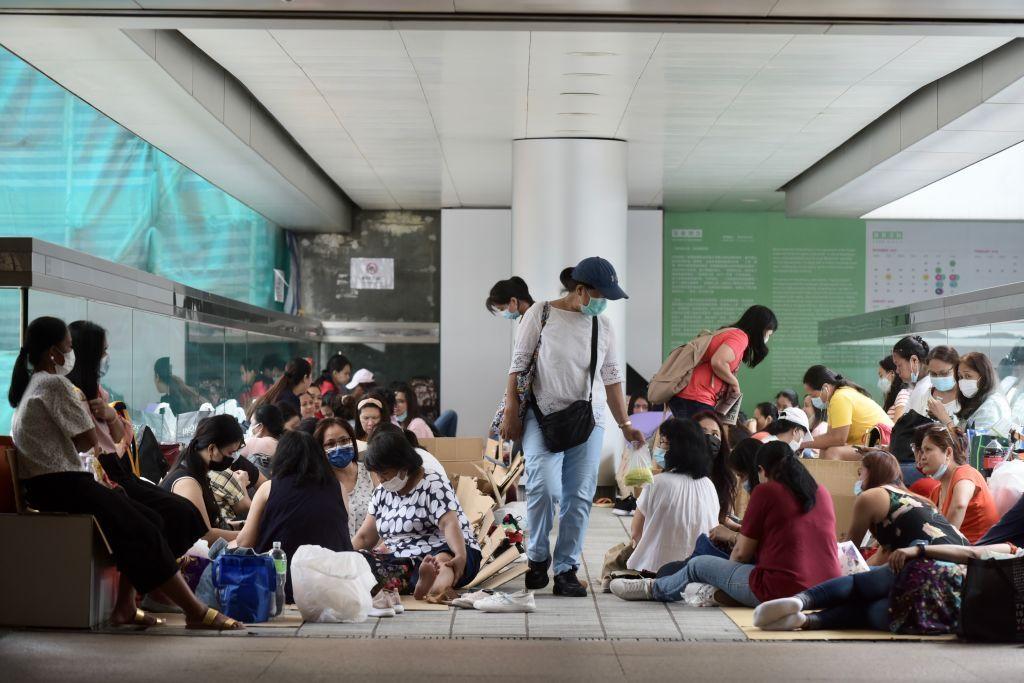 一群外傭假日的時候，聚集在中環一帶。