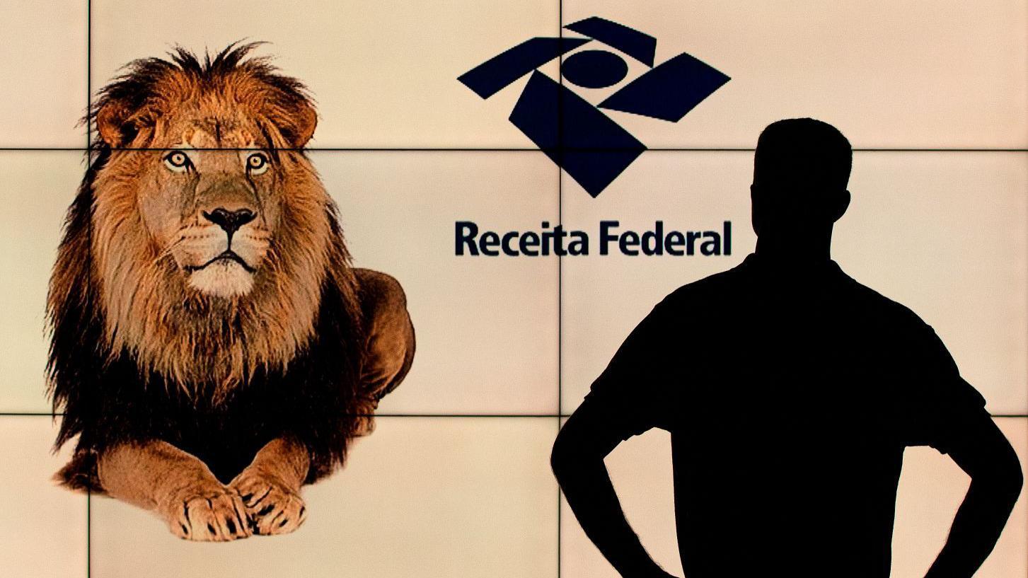 Imagem de uma pessoa em frente ao um painel com um leão e o logo da Receita Federal