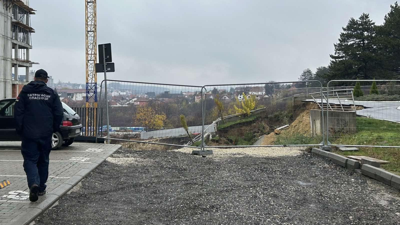 Obrušeni deo puta i potporni zid u Kragujevcu