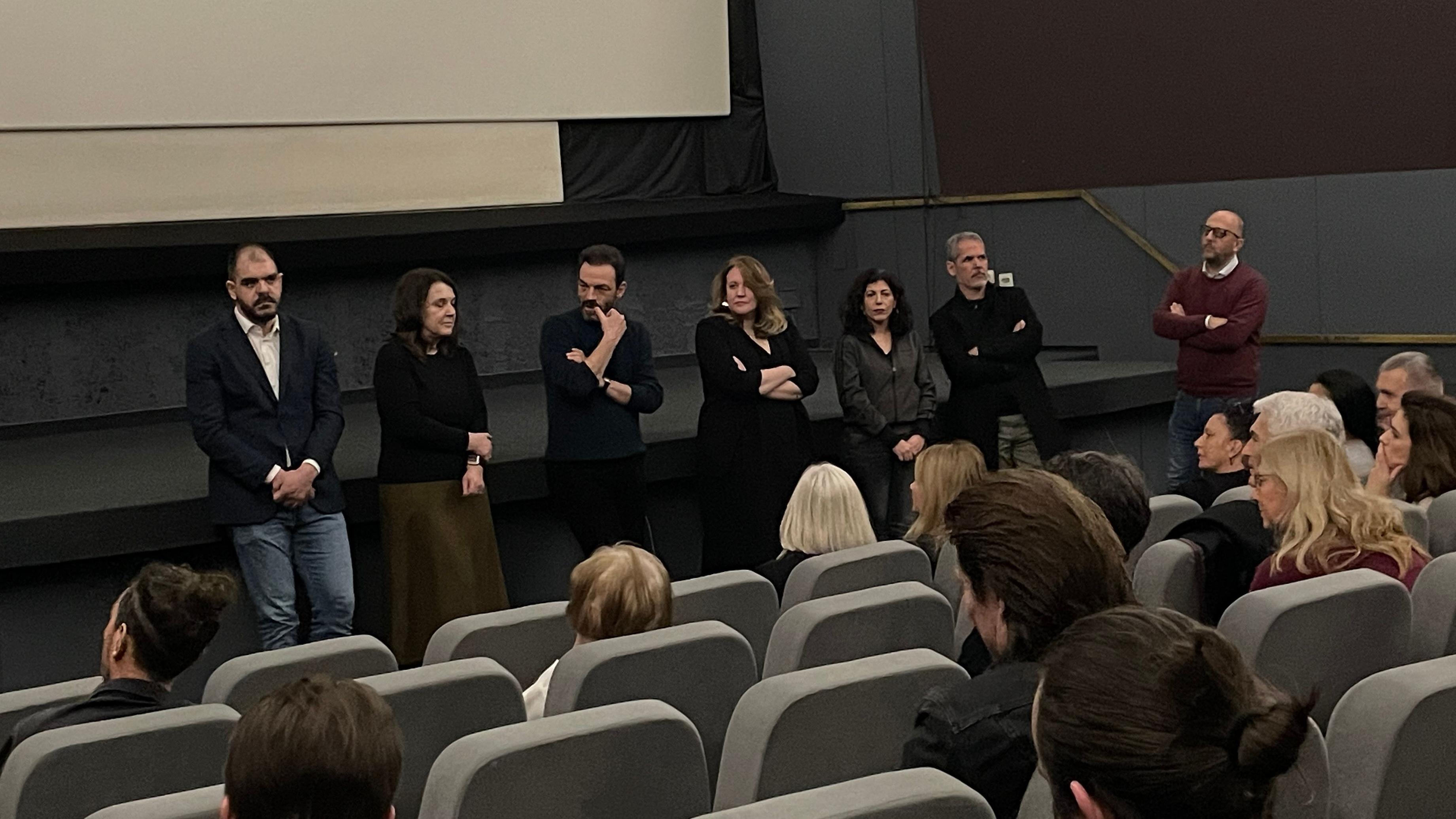 Edon Rizvanoli (treći sleva) na projekciji filma u dvorani Kulturnog centra Beograd