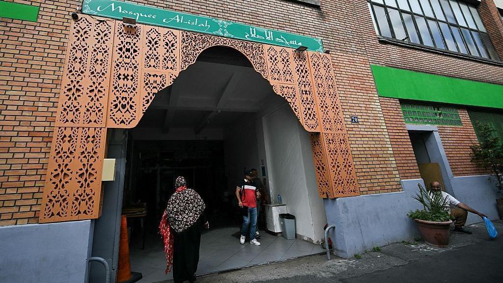 رجل يخرج من مسجد الاصلاح جنوبي فرنسا 