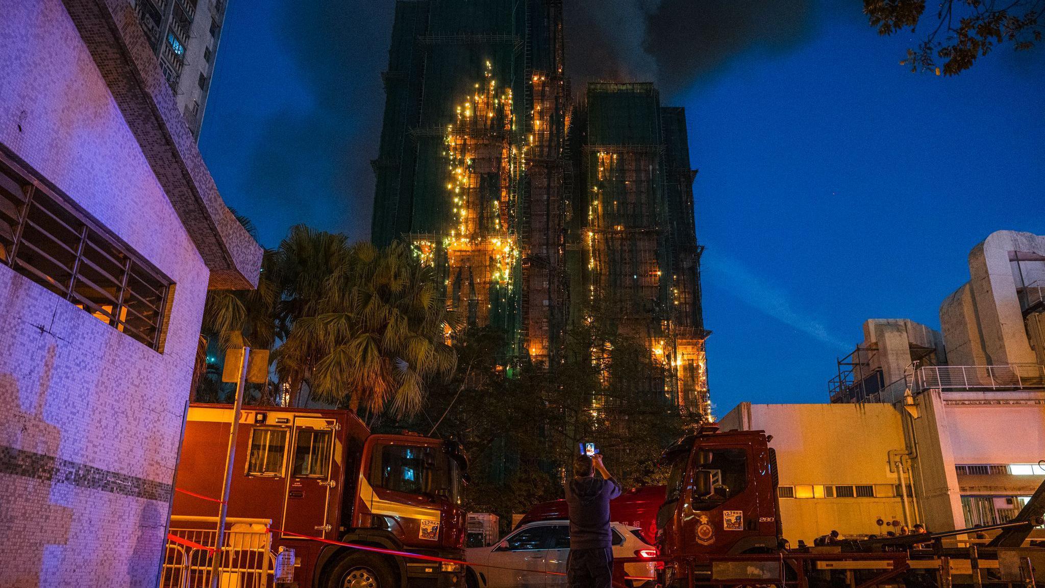 截至傍晚6時許，現場火警仍未撲熄。