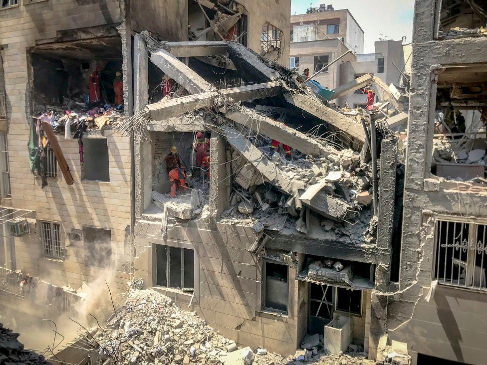 Un edificio con una palta que colapsó