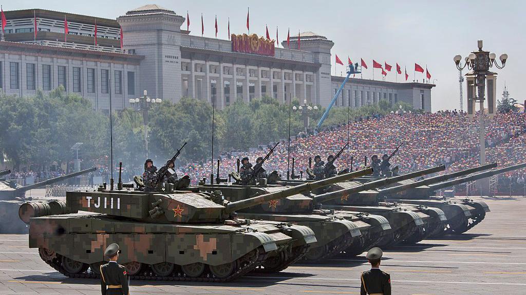 2015年9月3日，在中國北京的閱兵儀式上，中國士兵乘坐坦克經過天安門廣場和故宮前。
