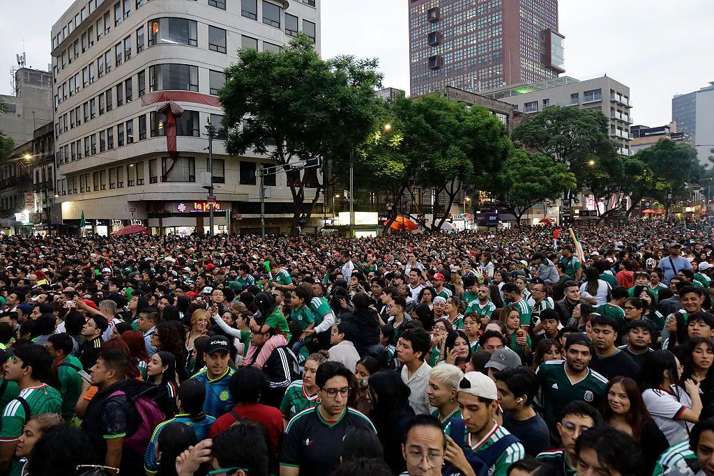 Una multitud festeja el triunfo de México en Ciudad de México