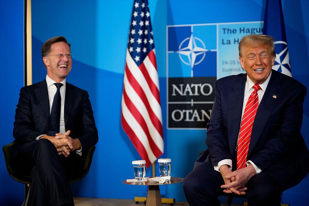 El secretario general de la OTAN, Mark Rutte (izq.), ríe con Donald Trump durante la la cumbre de la OTAN en La Haya