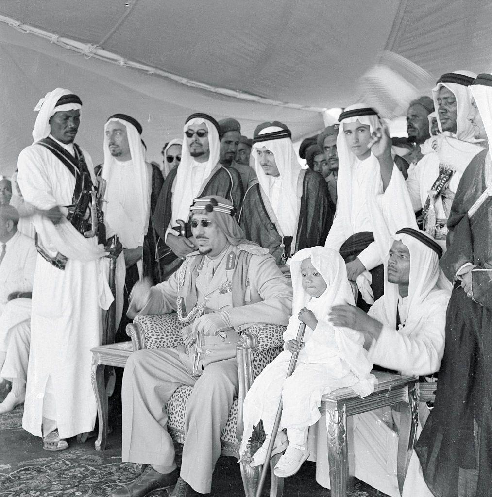 شاہ سعود اپنے خاندان کے ہمراہ ایک تقریب میں 