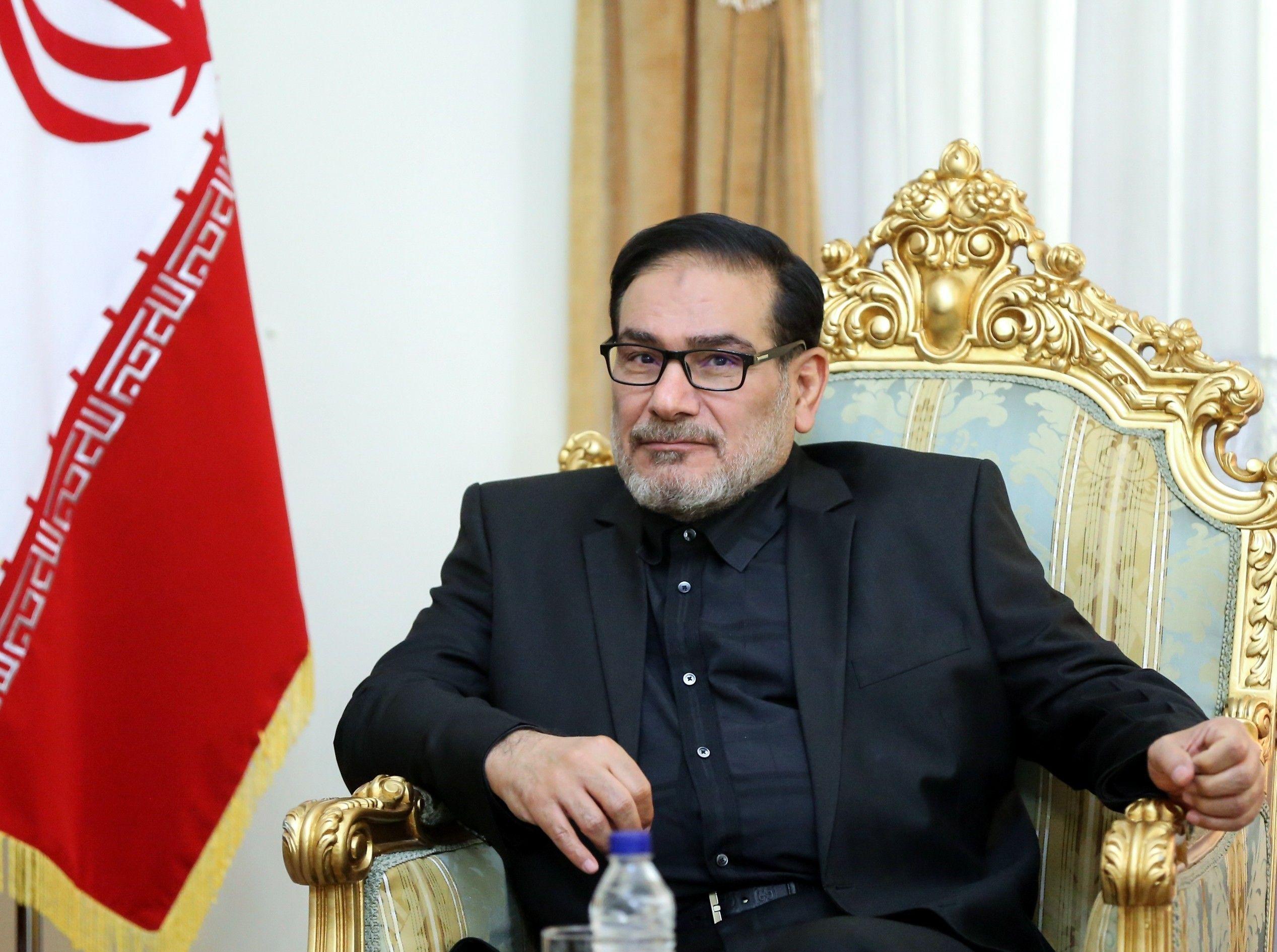 حاز أعلى الأوسمة من طهران والرياض، وخاض انتخابات الرئاسة عام 2001 بتشجيع من قادة الحرس، لكنه خسر أمام خاتمي، واكتفى بالاستمرار وزيراً للدفاع رغم خيبة المعسكر الإصلاحي.